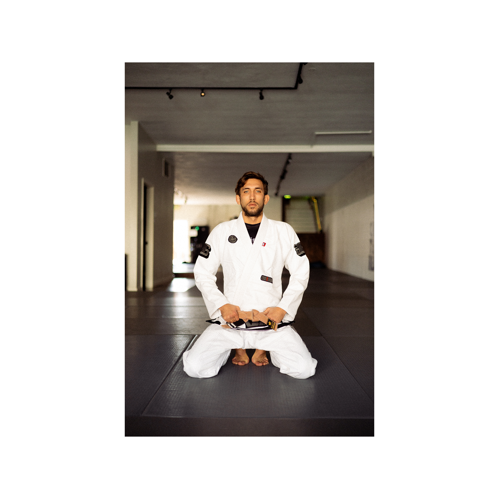 DOGI 034/ Monotones 450G Youth (Newspaper)